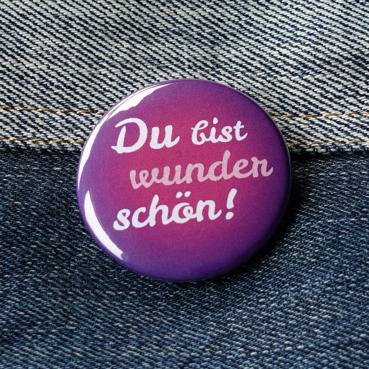 Ansteckbutton Du bist wunderschön! auf Jeans